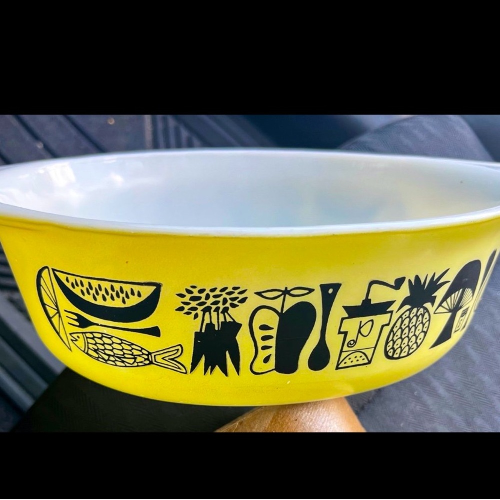 RARE RARE NEW!!!! Vintage Pyrex143 1/2 Quart Casserole  Veggie Decor NEVER USED